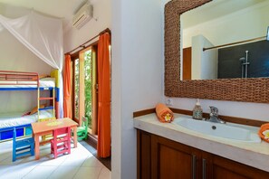 Bathroom - Villa Kupu-Kupu (Kubutambahan)