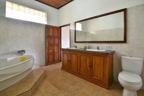 Villa, 5 Bedrooms | Bathroom | Shower, hair dryer, towels, soap