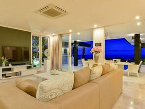 Luxe villa, 2 slaapkamers, privézwembad, uitzicht op zee | Woonruimte | Smart-tv