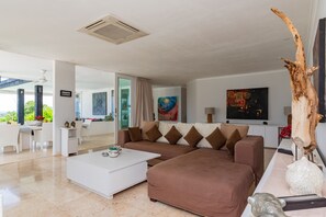 Smart TV - Villa Pondok Wahyu Sedana (Seririt)