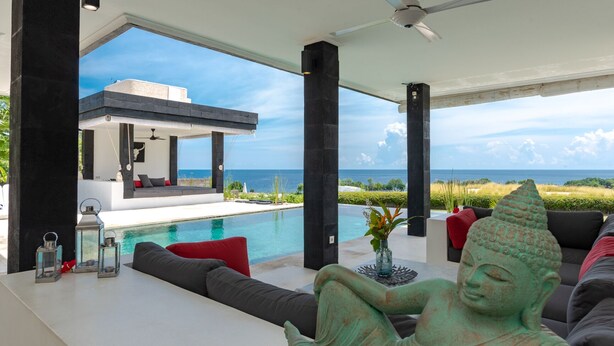 A modern interior with a pool, outdoor seating, and a Buddha statue. - Villa Pondok Wahyu Sedana (Seririt)