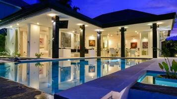 Fachada da propriedade à noite