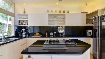 Vila Mewah, 2 kamar tidur, kolam renang pribadi, pemandangan samudra | Dapur kecil pribadi | Lemari es besar, kompor, mesin pembuat kopi/teh, dan ketel listrik