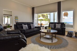 Luxury Villa, 4 Bedrooms, Private Pool, Beach View | Living room | Smart TV - Villa Serenity (Buleleng)