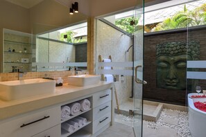 Villa de lujo, 4 habitaciones, alberca privada, vista a la playa | Baño | Secadora de cabello, toallas, jabón, shampoo