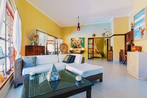 Vila Deluks, 2 kamar tidur, kolam renang pribadi, pemandangan pantai | Ruang keluarga | Smart TV