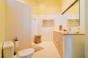 Vila Deluks, 2 kamar tidur, kolam renang pribadi, pemandangan pantai | Kamar mandi | Shower, pengering rambut, handuk, dan sabun