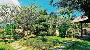 Ein gepflegter Garten mit verschiedenen Pflanzen und einem Kiesweg.