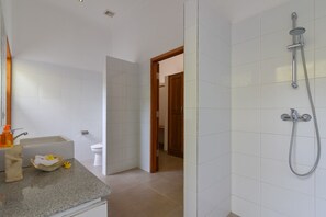 Familienvilla, 3 Schlafzimmer, eigener Pool | Badezimmer | Dusche, Haartrockner, Handtücher, Seife