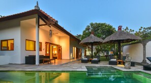 Fachada de la propiedad por la tarde o noche