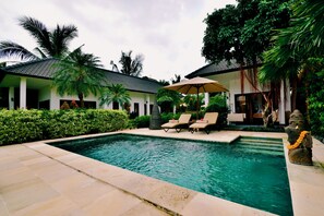 Luksushuvila, 6 makuuhuonetta, yksityinen uima-allas, rantanäköala | Yksityinen uima-allas