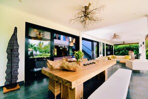 Luxury Villa, 6 Bedrooms, Private Pool, Beach View | In-room dining