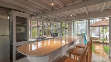 Full-sized fridge, oven, stovetop, coffee/tea maker