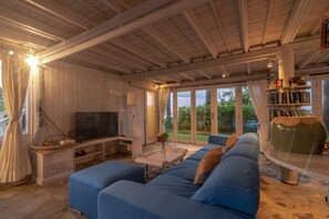 Flat-screen TV - Villa Lumbung (Sukasada)