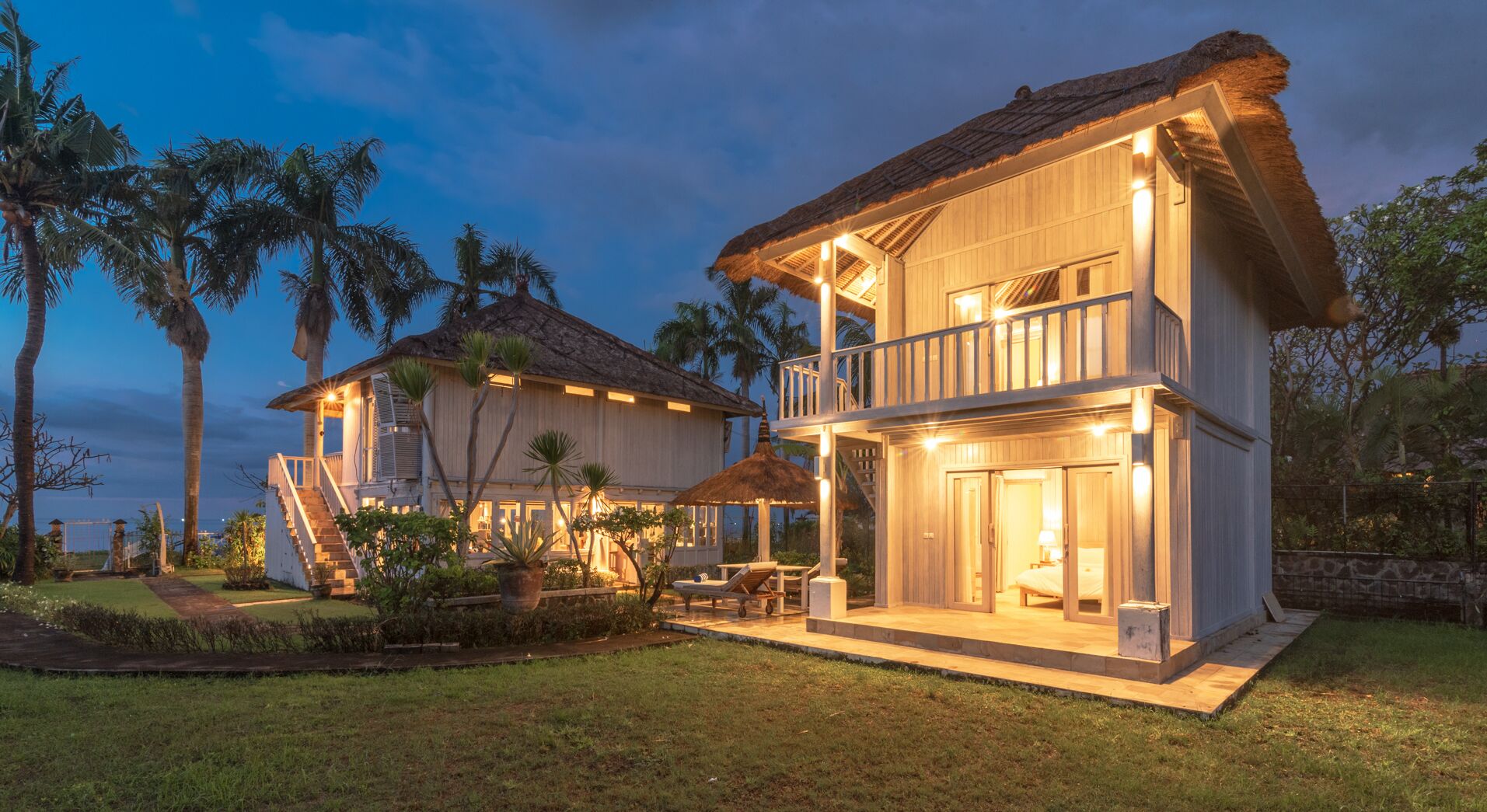 Bagian depan properti - sore/malam