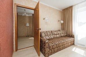 Luxury Quadruple Room | Desk, laptop workspace, free WiFi, bed sheets - Familia Hotel (Mostovskoy)
