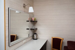 Desk, laptop workspace, free WiFi, bed sheets - Familia Hotel (Mostovskoy)