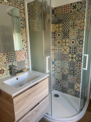 Shower, hair dryer, toilet paper