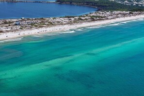 Una spiaggia nelle vicinanze
