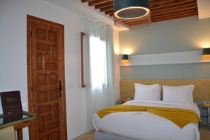 Ropa de cama de alta calidad y caja de seguridad en la habitación 