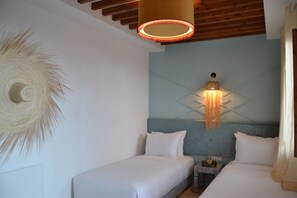 Ropa de cama de alta calidad y caja de seguridad en la habitación 