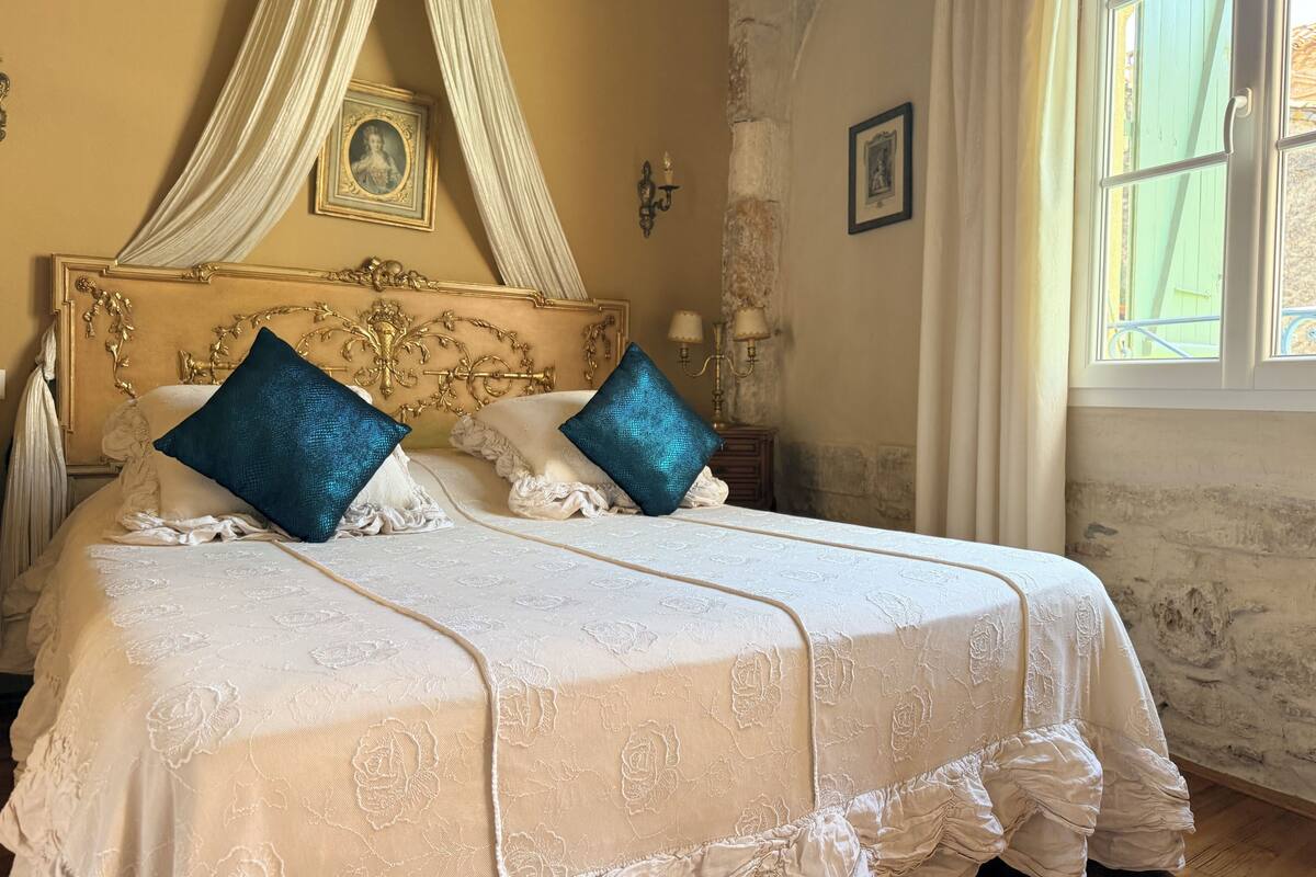 Quarto casal | Roupas de cama antialérgicas, camas Select Comfort, escrivaninha