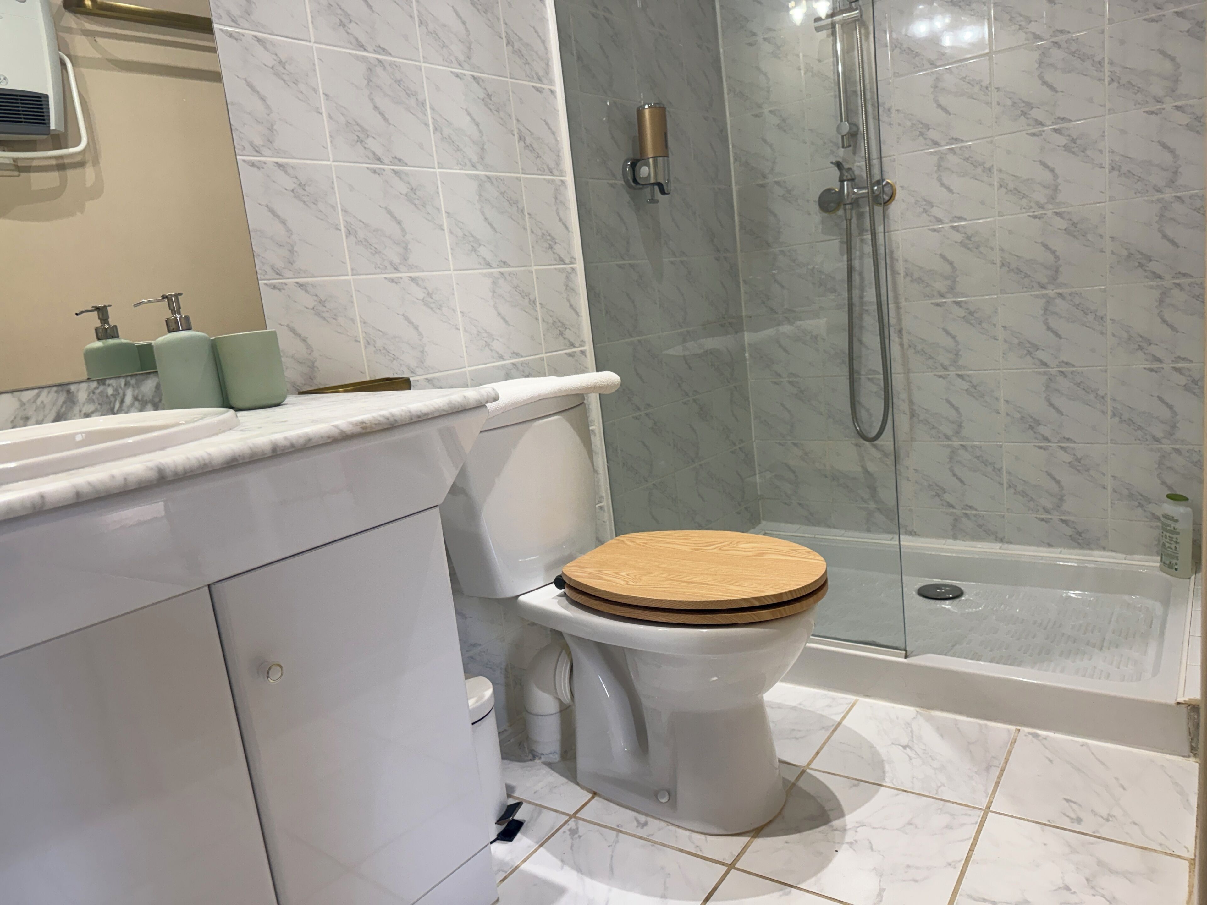 Un bagno con toilette, doccia e lavandino.