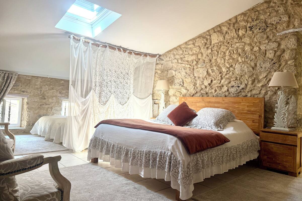 Quarto quádruplo | Roupas de cama antialérgicas, camas Select Comfort, escrivaninha