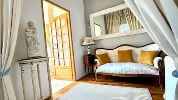King Room (Michel Ange) | Hypo-allergenic bedding, Select Comfort beds, desk, laptop workspace