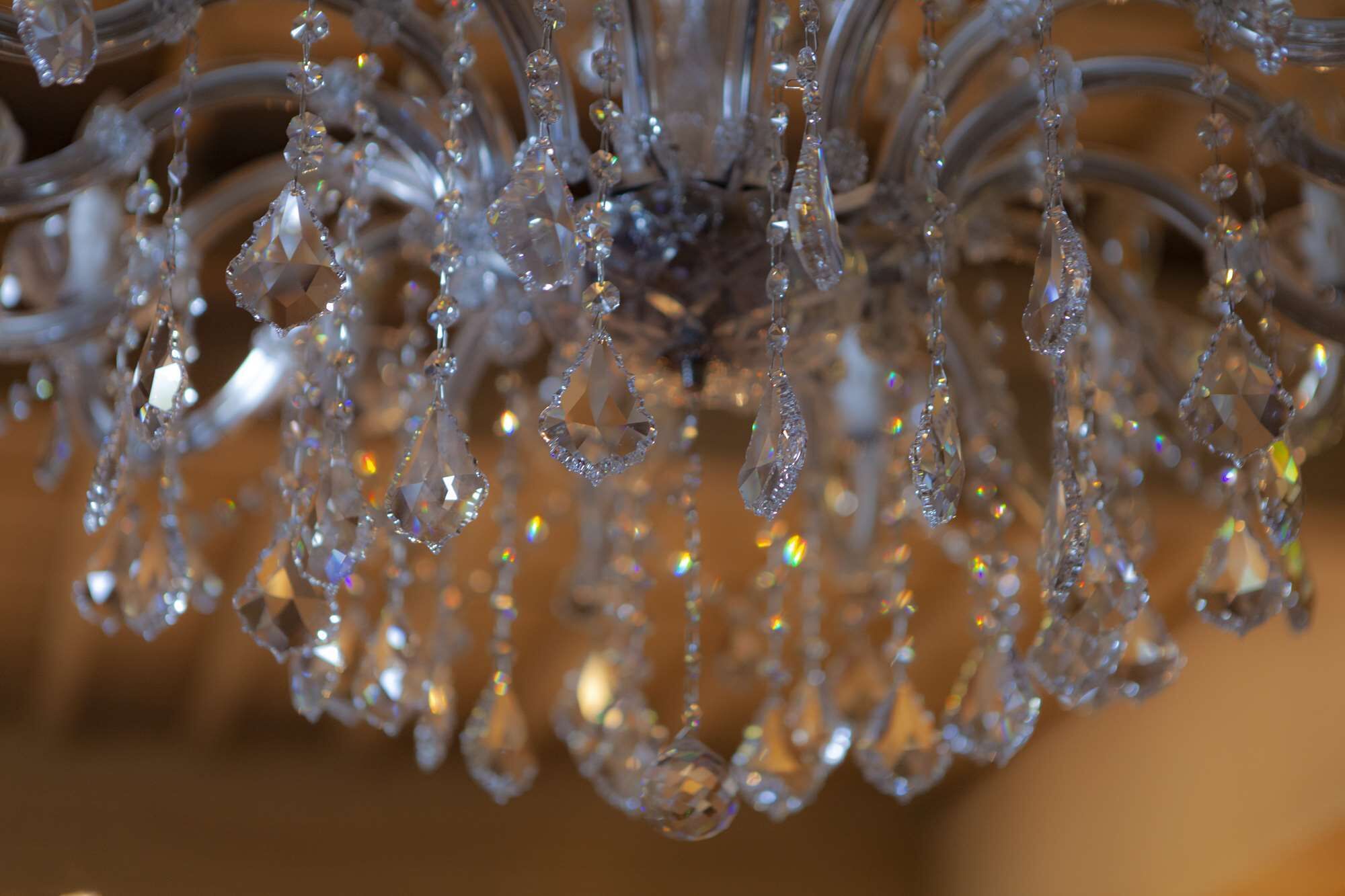 Un candelabro con múltiples detalles de cristal.