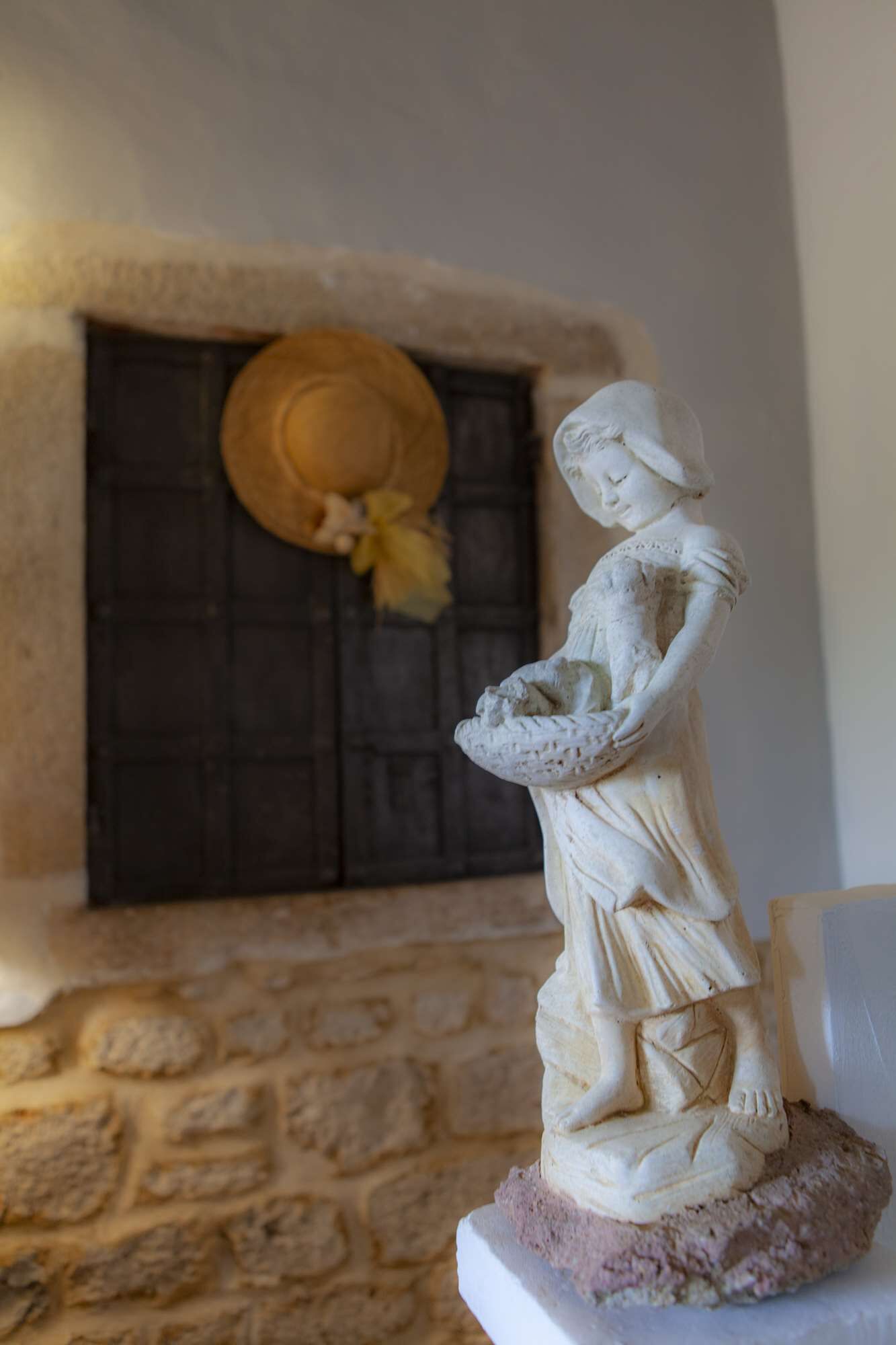 Una chimenea de piedra con un sombrero decorativo en la pared.