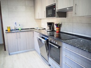 Fridge, microwave, oven, stovetop - Casa Gina in Castell de Aro with sea views (Castell-Platja d'Aro)