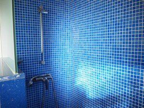Douche, serviettes fournies, savon, papier toilette