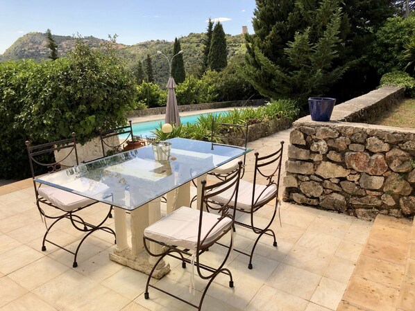 Outdoor dining - Above MONACO Beautiful Air C. Villa Panoramic Sea views. Private Pool&Parkings (La Turbie)