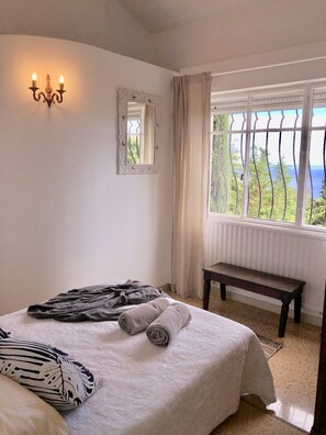 5 bedrooms, iron/ironing board, WiFi, bed sheets