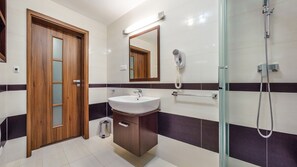 Appartement (115) | Badkamer | Een douche, een haardroger, handdoeken