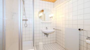 Apartment, 1 Bedroom, Kitchen | Bathroom | Towels
