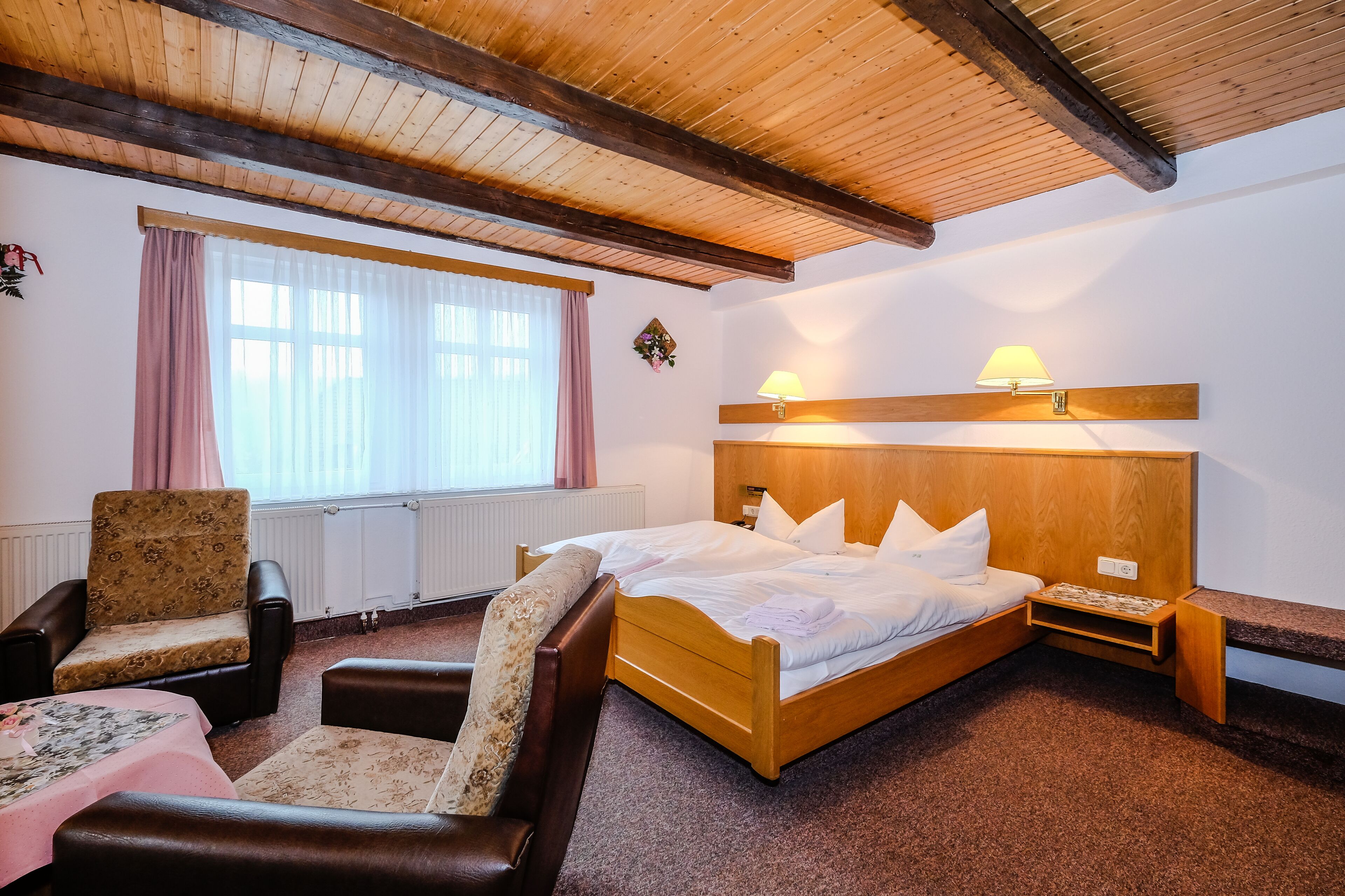 Doppelzimmer | Individuell dekoriert, individuell eingerichtet, Schreibtisch