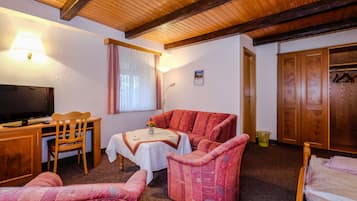Double Room | Individually decorated, individually furnished, desk, laptop workspace