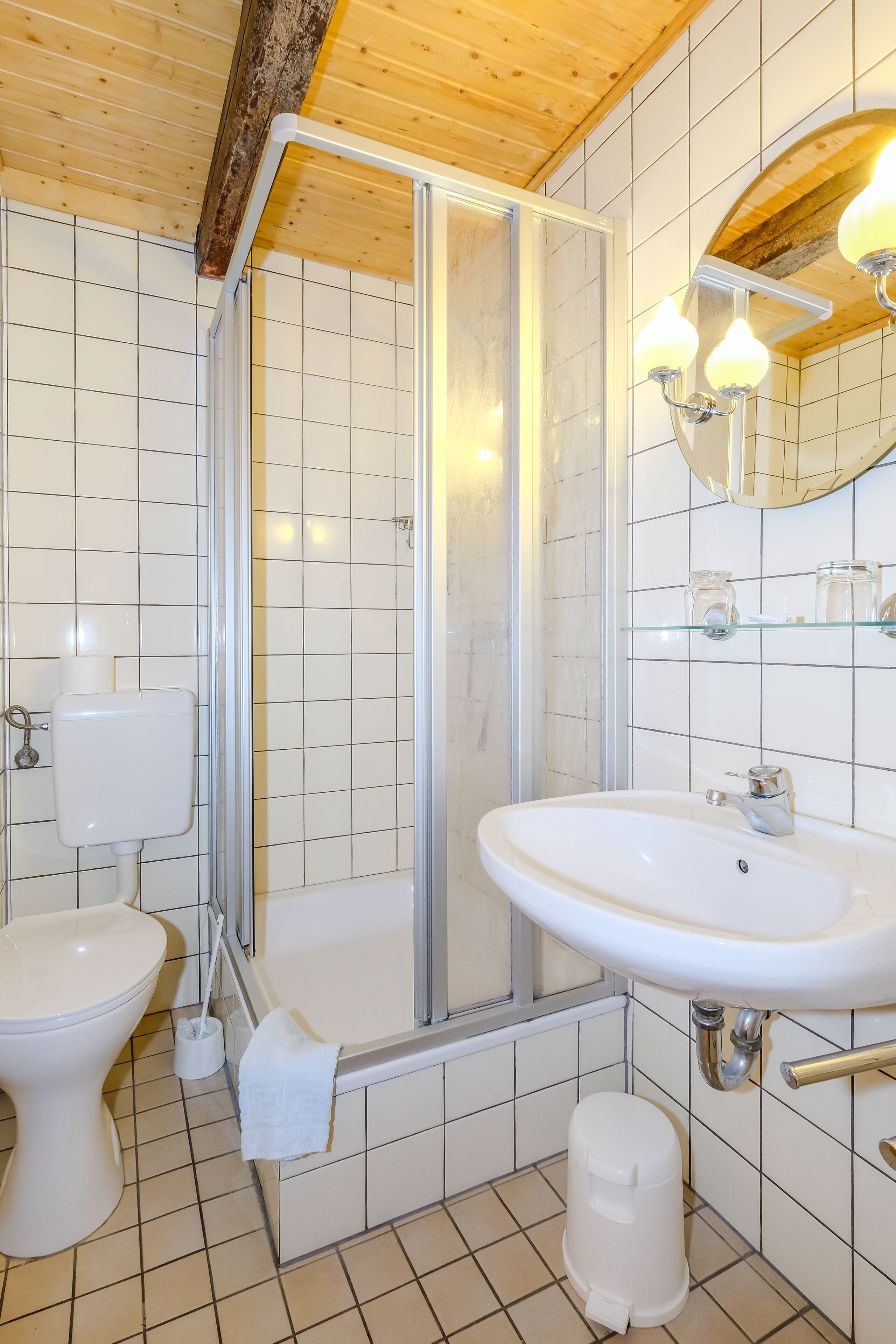 Ein Badezimmer mit Toilette, Waschbecken und Dusche.