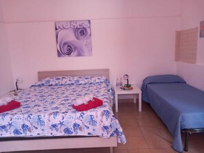 Neljän hengen classic-huone, 1 makuuhuone | Työpöytä, kannettavalle tietokoneelle sopiva työtila, ilmainen Wi-Fi