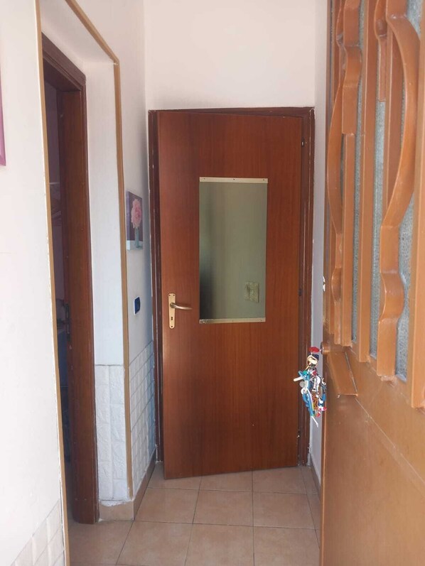 Neljän hengen classic-huone, 1 makuuhuone | Työpöytä, kannettavalle tietokoneelle sopiva työtila, ilmainen Wi-Fi