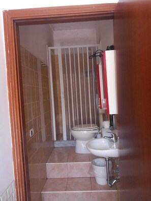 Neljän hengen classic-huone, 1 makuuhuone | Kylpyhuone | Suihku, ilmaiset hygieniatuotteet, hiustenkuivaaja, bidee