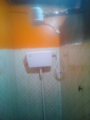 Chambre Double | Salle de bain | Douche, serviettes fournies, papier toilette