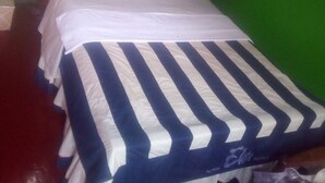 Double Room | Desk, WiFi (free), bed sheets - Silk Guest House (Nairobi)