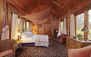1 bedroom, travel crib, bed sheets