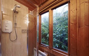 Regadera, toallas, jabón, papel de baño 
