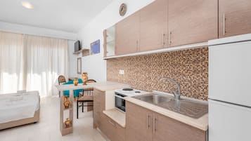 Refrigerador, placa de cocina, cafetera/tetera, tetera/pava eléctrica