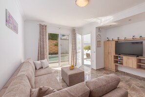 Deluxe Suite, 3 Bedrooms, Private Pool, Garden View | Living area | Flat-screen TV