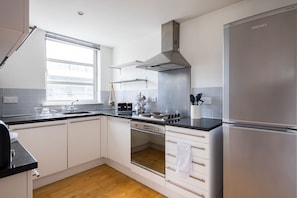 Apartamento | Cozinha privada | Geladeira, micro-ondas, fogão, cooktop